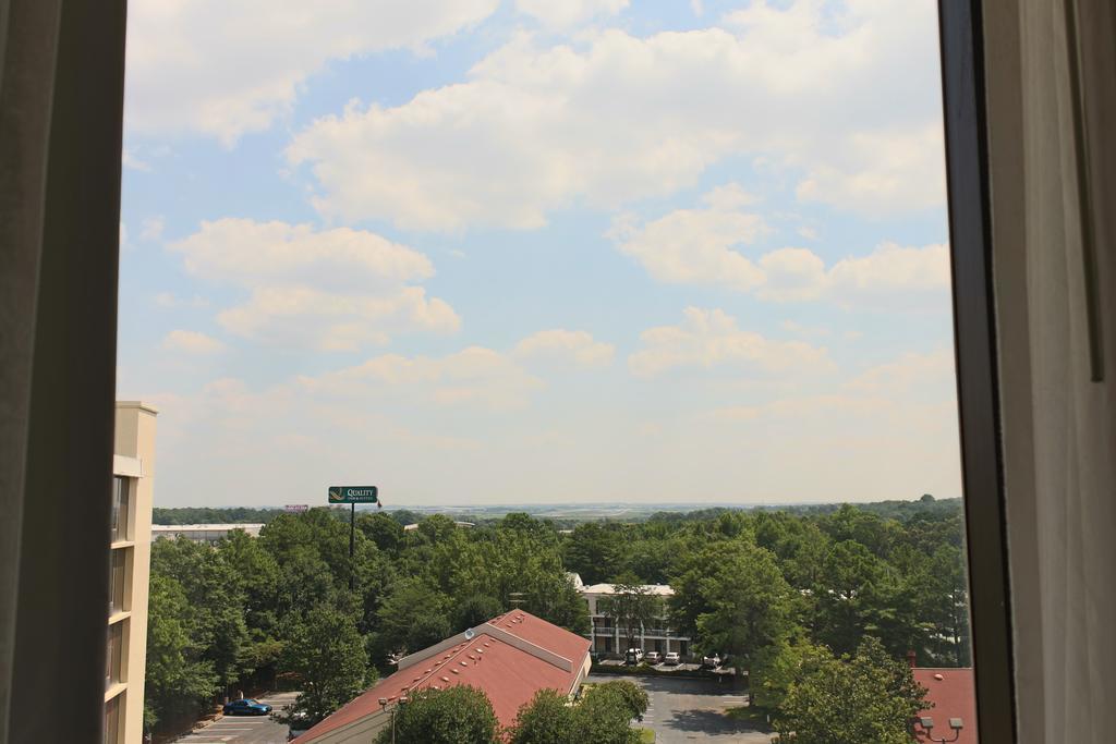 Hotel Ramada Plaza by Wyndham Atlanta Airport College Park Exterior foto