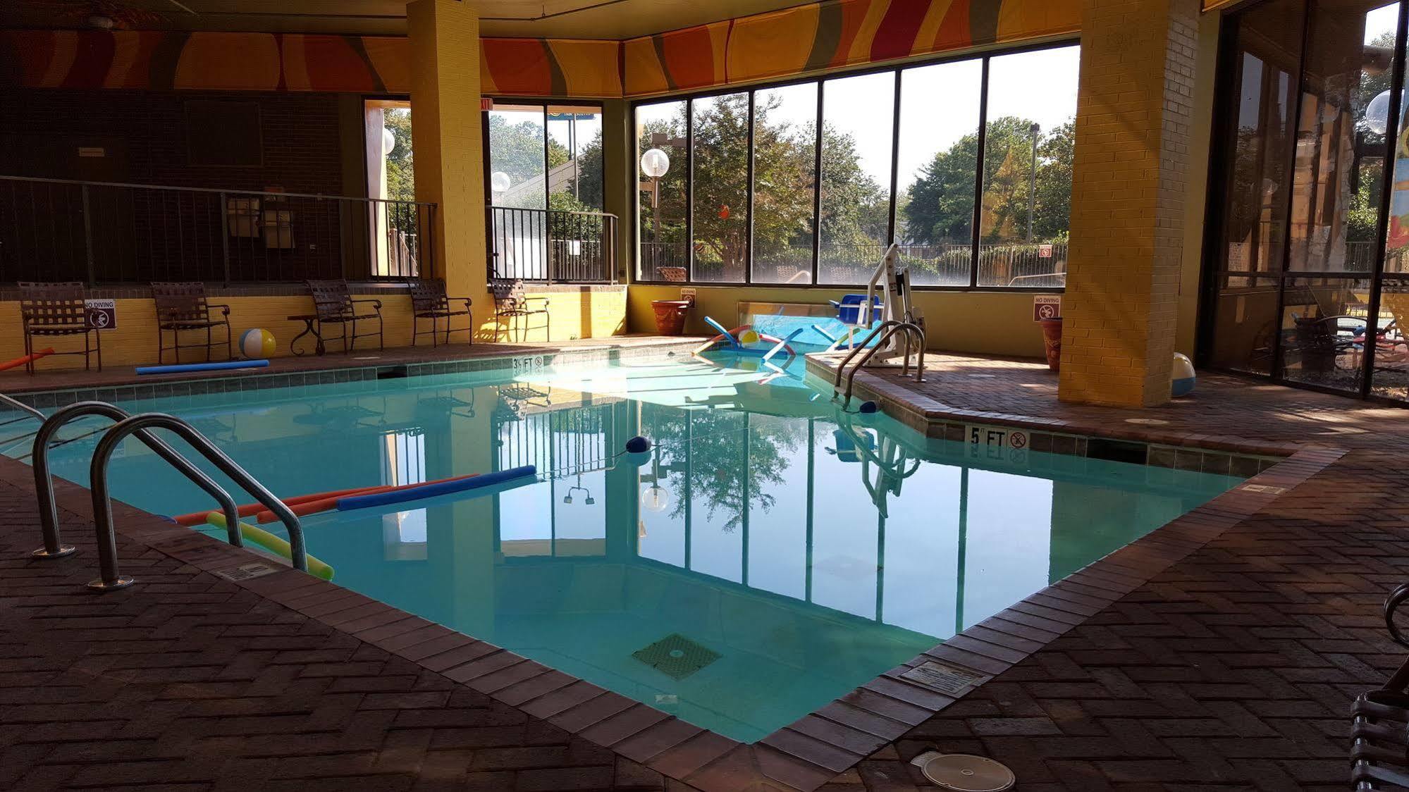 Hotel Ramada Plaza by Wyndham Atlanta Airport College Park Exterior foto